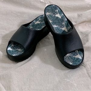 BareTraps slip on 2 inch platform size 8 (fits 8 & 8.5)-like New